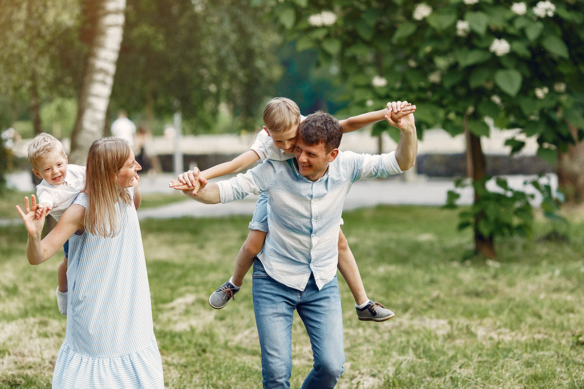 body-n-brain-cute-family-playing-summer-field